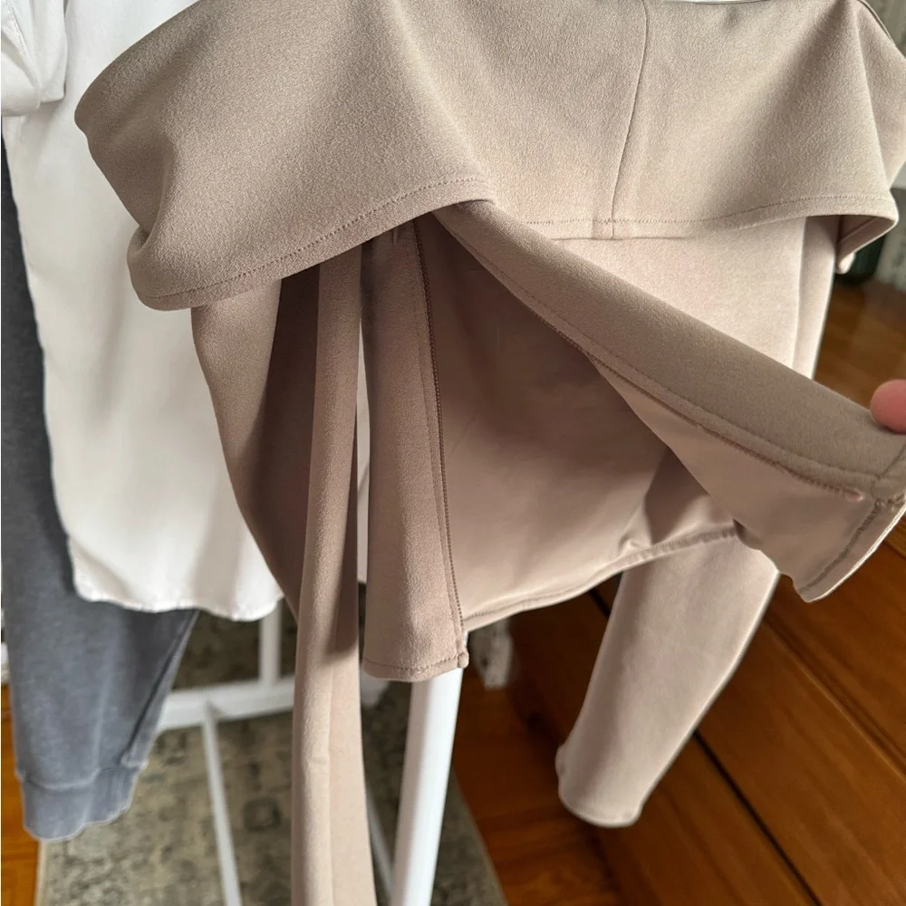 A&F Off-Shoulder Top - Picture 9 of 12